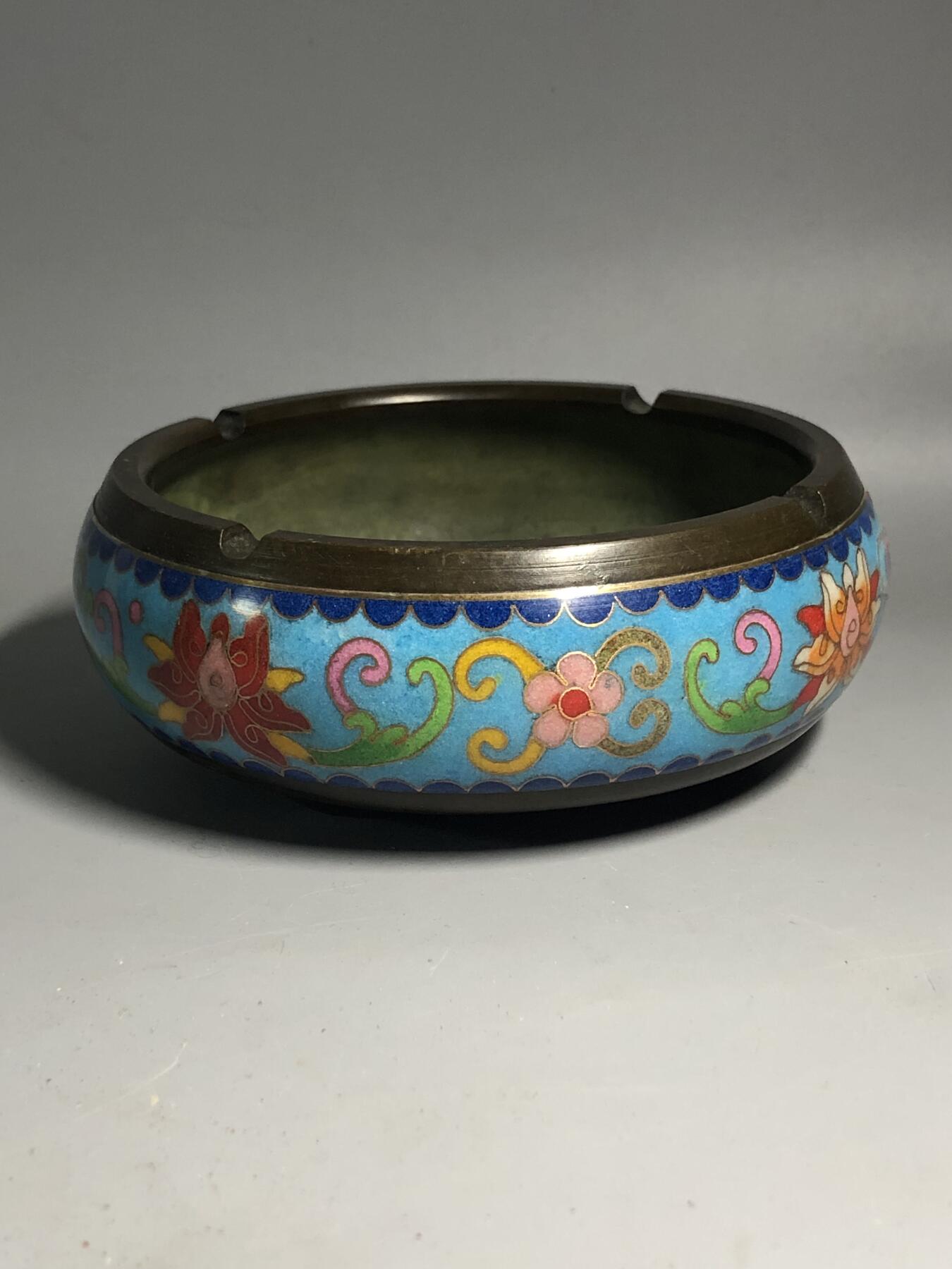 第五期杂项配饰拍卖 铜胎珐琅彩香炉有缺损