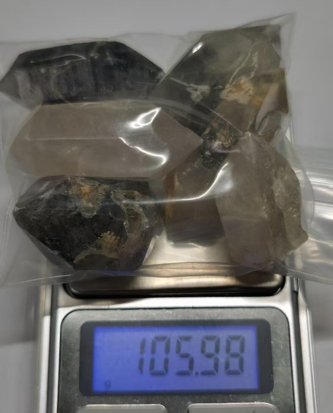 七河·世界币章矿标杂件每周小拍（总第36期）（周一结标）  藏家出品X723（11） 比较大个头的云贵闪灵水晶原石 一组 6 件 总共重量约 100 克左右 本件拍品由合作藏家邮寄