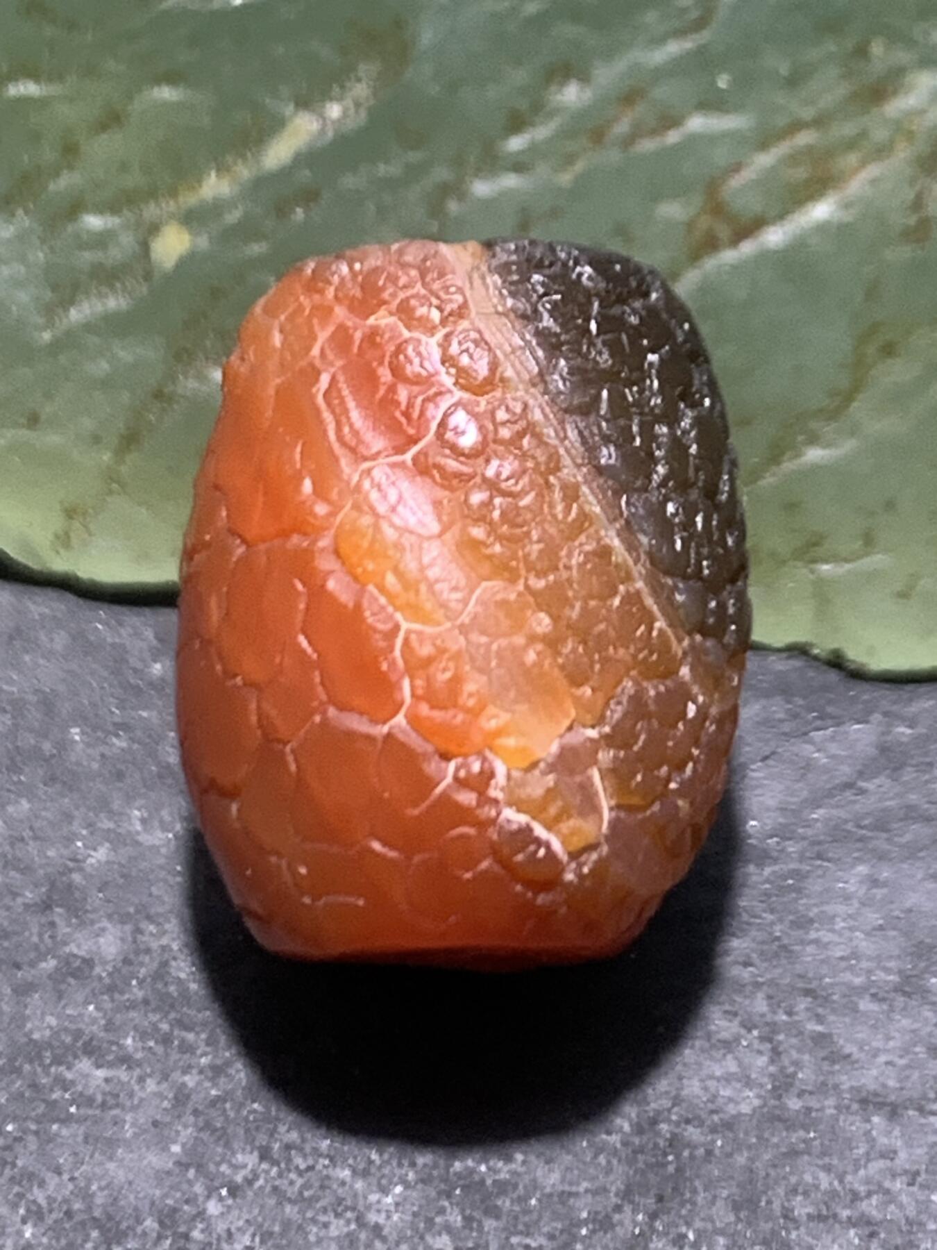 精美高玉化黑红色龙鳞风化纹玛瑙随形桶珠一颗 ，