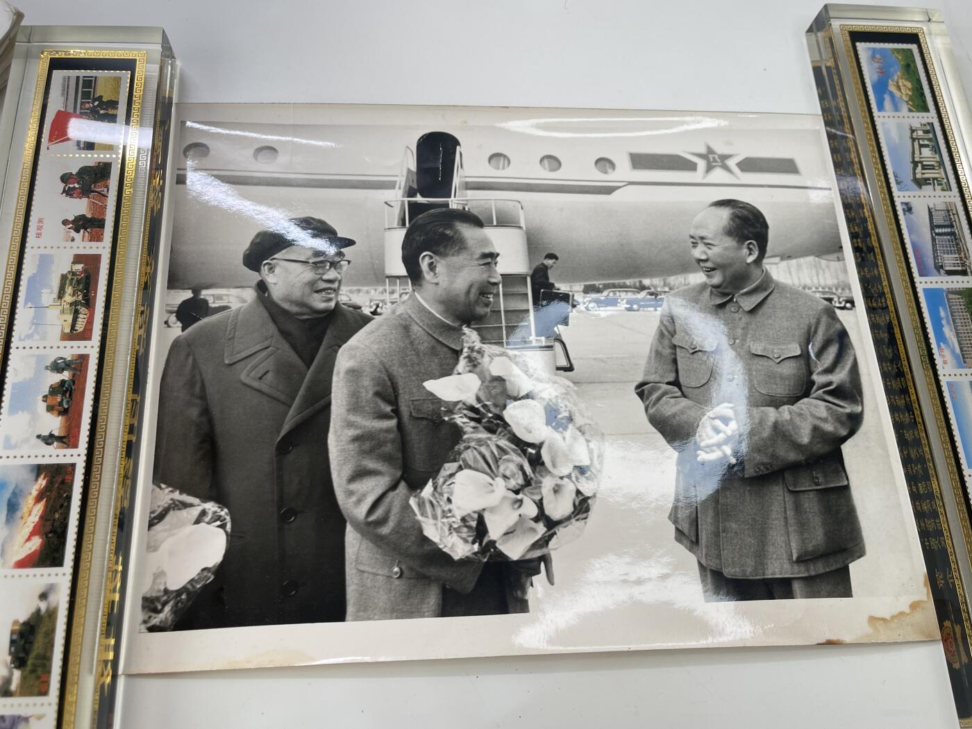 新时代收藏徽章红藏拍卖(第三十场)  徽章纸品证书杂项 文革经典大相片 周恩来归国相片 刘少奇被裁减掉