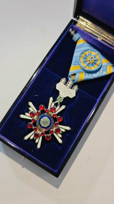 东亚勋章徽章主题拍卖7（80件） - 瑞宝小绶章（荣典改革后的新四瑞，带绶带42g）（现在流出到国内越来越少，美品）