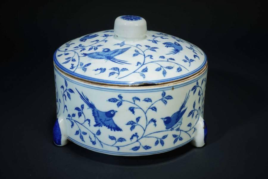 上海都达杂项专场十二（全场包邮】 青花花鸟纹三足盖罐83-60