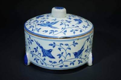 上海都达杂项专场十二（全场包邮】 - 青花花鸟纹三足盖罐83-60