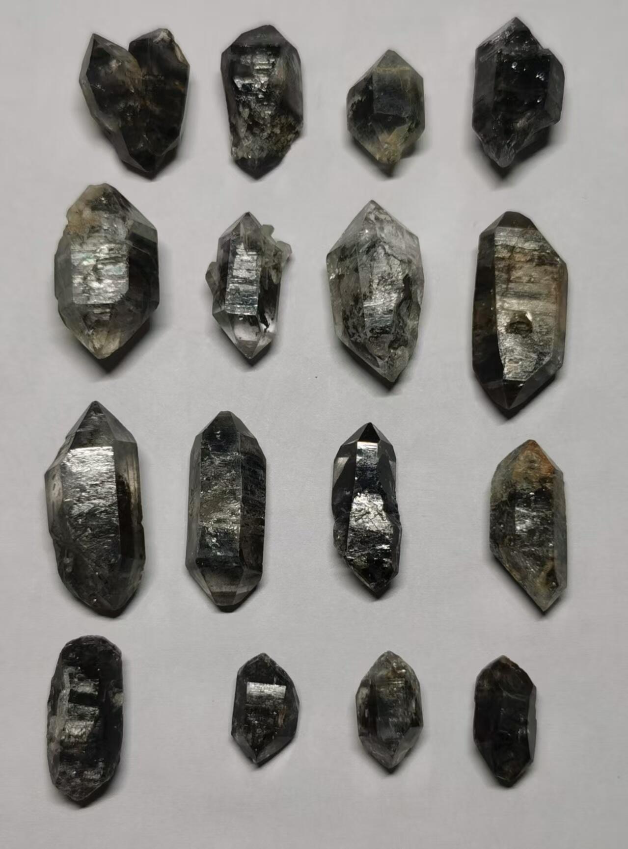 七河·世界币章矿标杂件每周小拍（总第36期）（周一结标） 藏家出品 X730（6） 暗色系云贵闪灵水晶原石一组16件 本件拍品由合作藏家邮寄