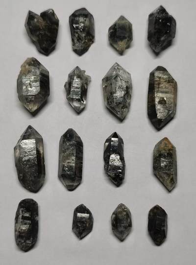 七河·世界币章矿标杂件每周小拍（总第36期）（周一结标） - 藏家出品 X730（6） 暗色系云贵闪灵水晶原石一组16件 本件拍品由合作藏家邮寄