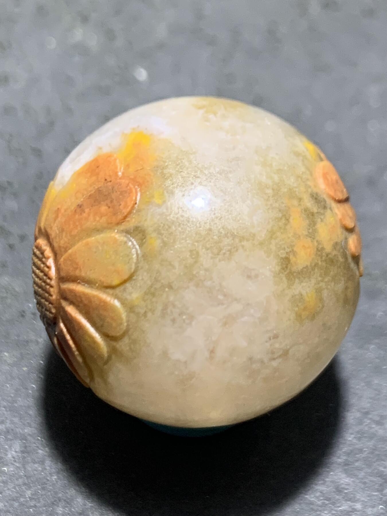 精美冰飘亚光战国红玛瑙手工俏色巧雕双面太阳花圆珠一个，