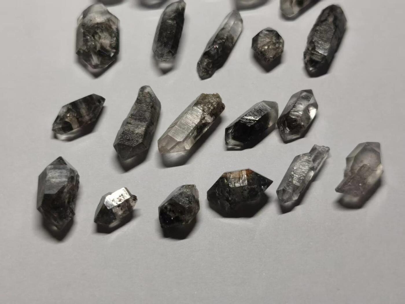 七河·世界币章矿标杂件每周小拍（总第36期）（周一结标） 藏家出品X638（12） 云贵闪灵钻 闪灵水晶 一组21个 本件拍品由合作藏家负责邮寄