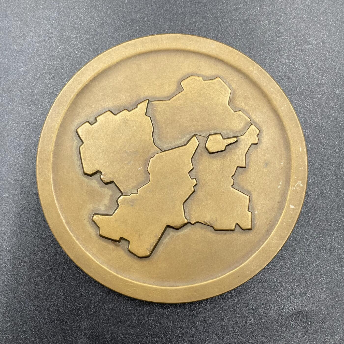 「木头集藏」章牌专场-第67场 1964年奥地利下奥地利和维也纳地方学协会成立纪念铜章，  直径：70mm，正面是下奥地利州和维也纳州的纹章，背面是两州的地图。维也纳州、下奥地利州、上奥地利州共同组成奥地利的历史核心地区。