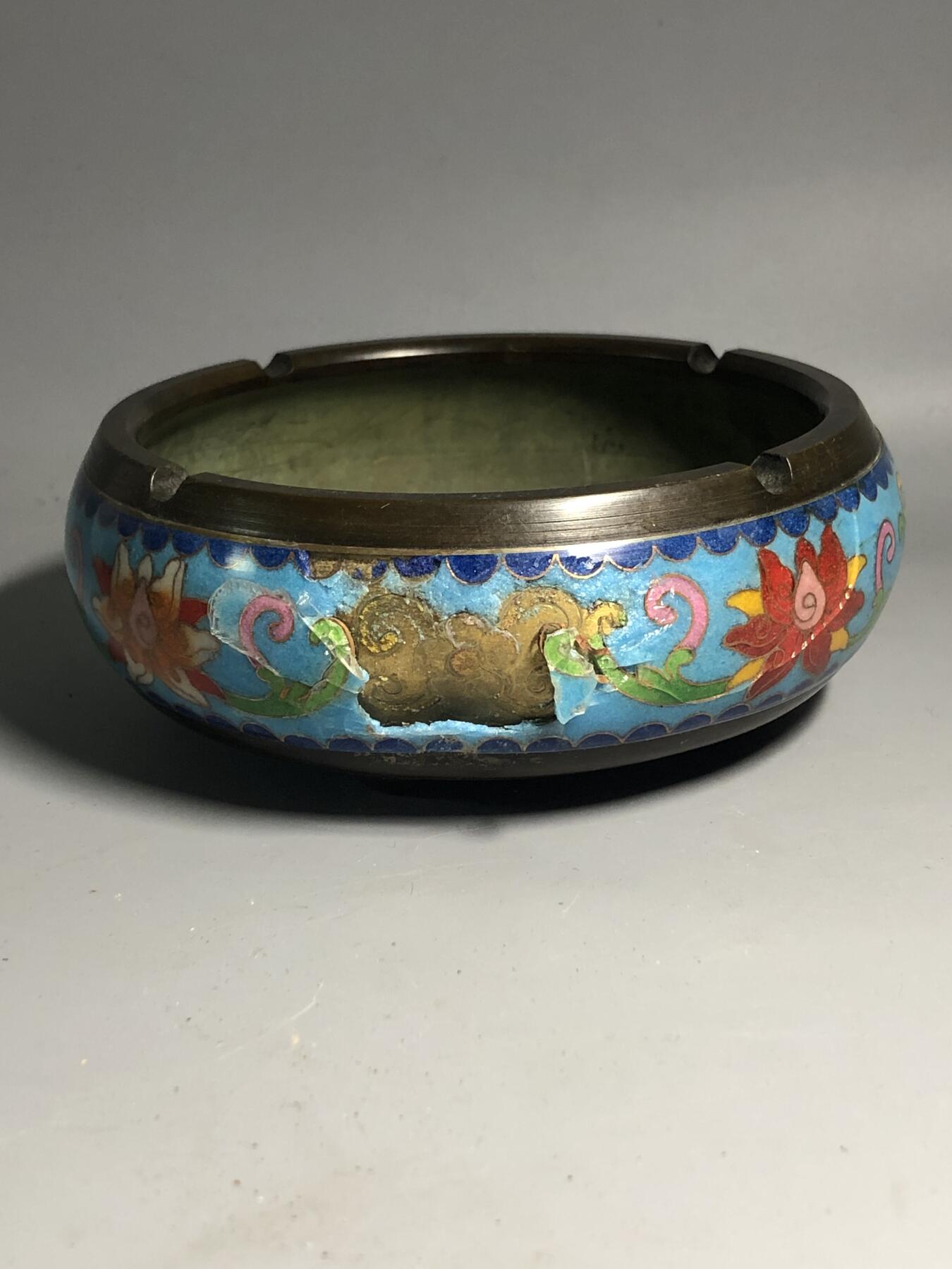 第五期杂项配饰拍卖 铜胎珐琅彩香炉有缺损