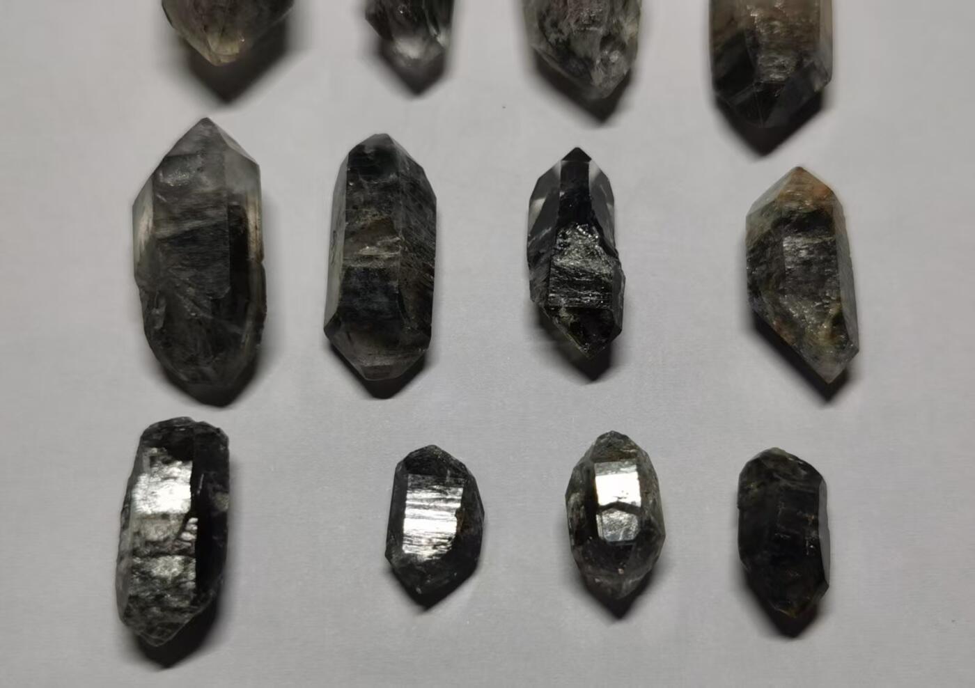 七河·世界币章矿标杂件每周小拍（总第36期）（周一结标） 藏家出品 X730（6） 暗色系云贵闪灵水晶原石一组16件 本件拍品由合作藏家邮寄