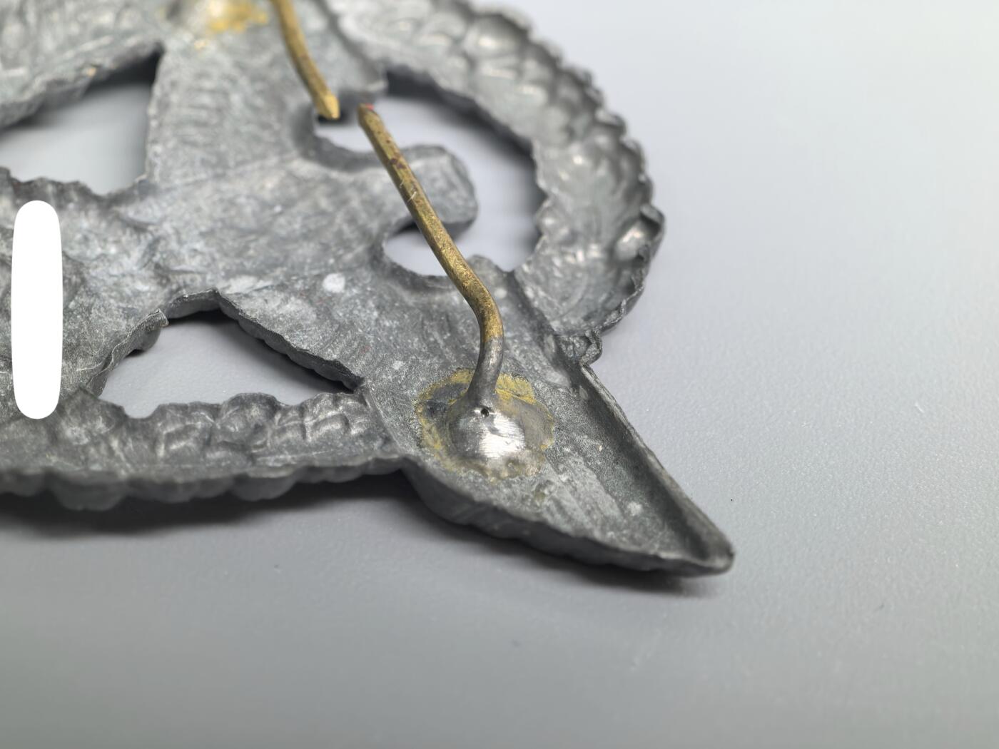 小驴勋章奖章收藏1月31日周六晚六点拍卖（珍爱和平，收藏战争，铭记历史，勿忘国耻，忠党爱国。有偿代拍，送拍规则在简介最后，参拍须阅读规则后再参拍，关系到运费包装发货时效真假辨别等关键信息，拍卖时不再发原图，看大图店主微信码在拍卖店铺介绍里） 得三警察帽徽，锌质，针脚有修