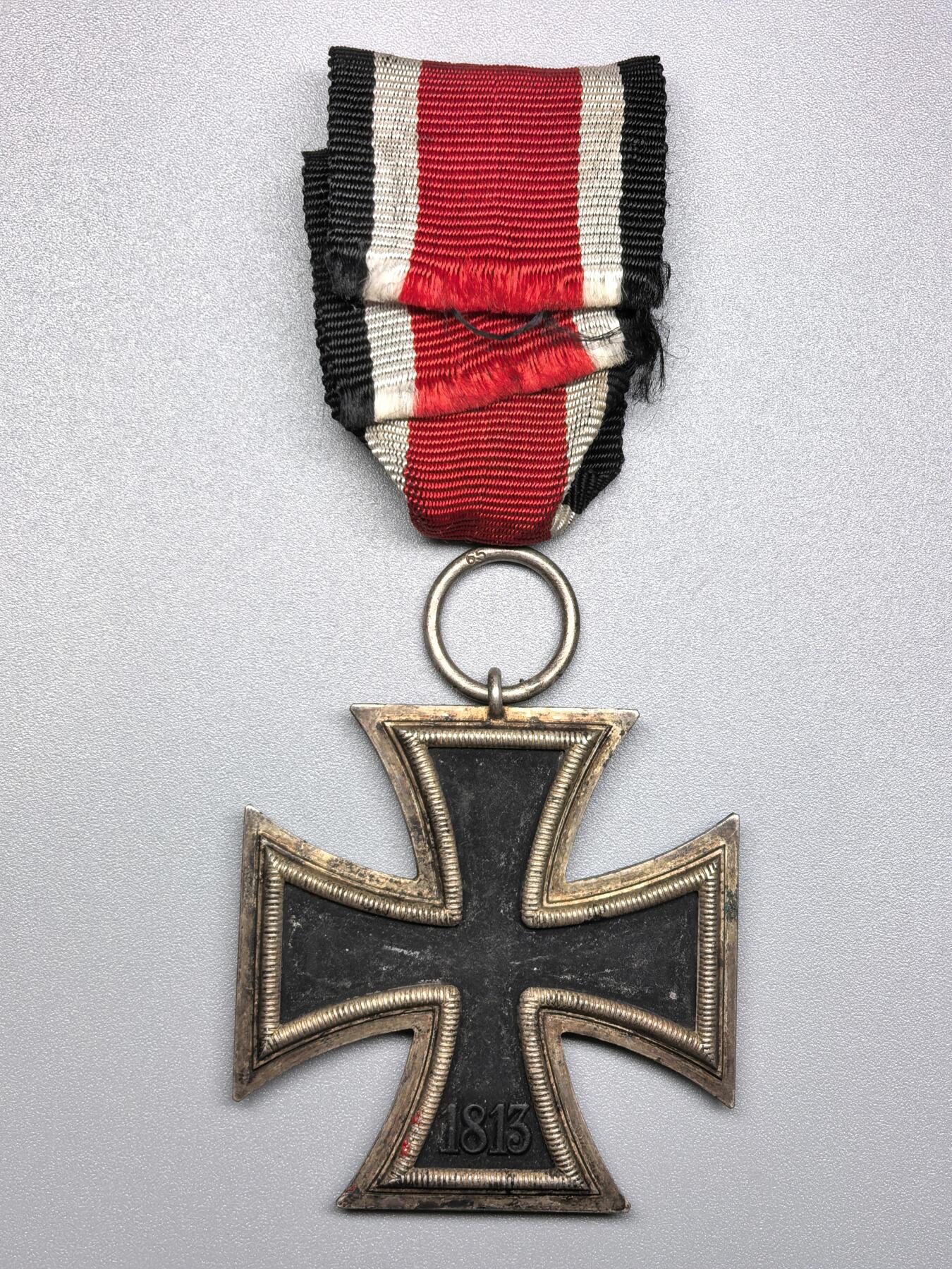 小驴勋章奖章收藏1月31日周六晚六点拍卖（珍爱和平，收藏战争，铭记历史，勿忘国耻，忠党爱国。有偿代拍，送拍规则在简介最后，参拍须阅读规则后再参拍，关系到运费包装发货时效真假辨别等关键信息，拍卖时不再发原图，看大图店主微信码在拍卖店铺介绍里） 得WWII二级铁十字勋章，环打65厂厂标，铁质核心黑漆
