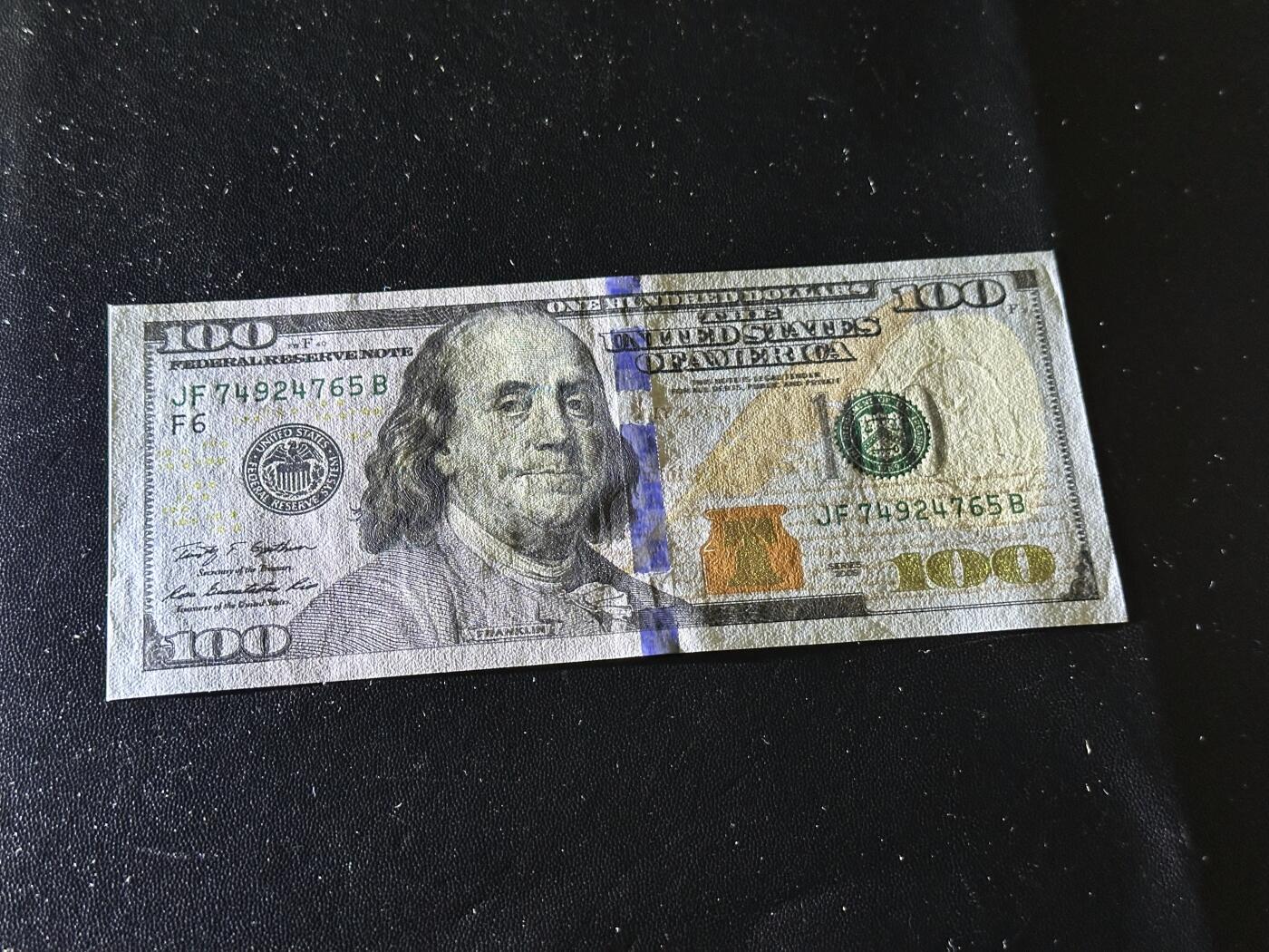 《外钞收藏家》第六百零六期（精品场）（本平台长期征集拍品、欢迎藏友们联系合作） 2009年无A版彩版100美元 全新UNC 尾765 有个疑似轻微油墨