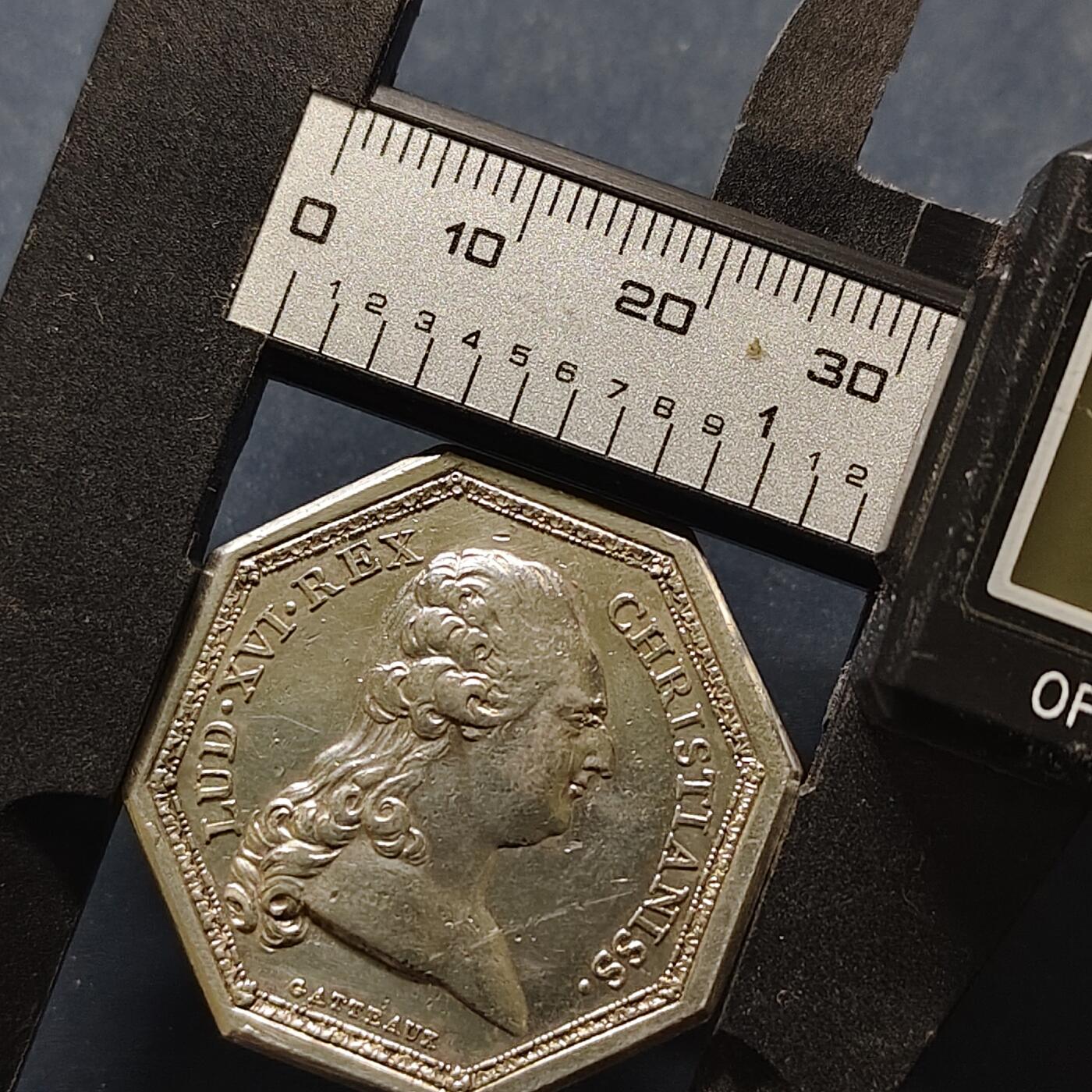 【全场包邮】纯粹捡漏拍499场-持续更新中 【银章】法国路易十六虔诚信仰纪念八角银章