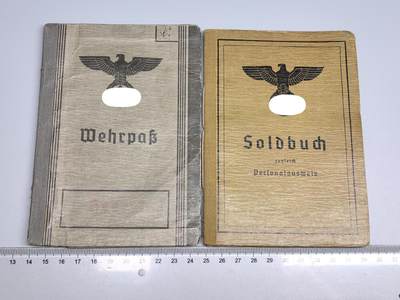 小驴勋章奖章收藏1月31日周六晚六点拍卖（珍爱和平，收藏战争，铭记历史，勿忘国耻，忠党爱国。有偿代拍，送拍规则在简介最后，参拍须阅读规则后再参拍，关系到运费包装发货时效真假辨别等关键信息，拍卖时不再发原图，看大图店主微信码在拍卖店铺介绍里） - 两本同一个人的证件，战时上尉军衔