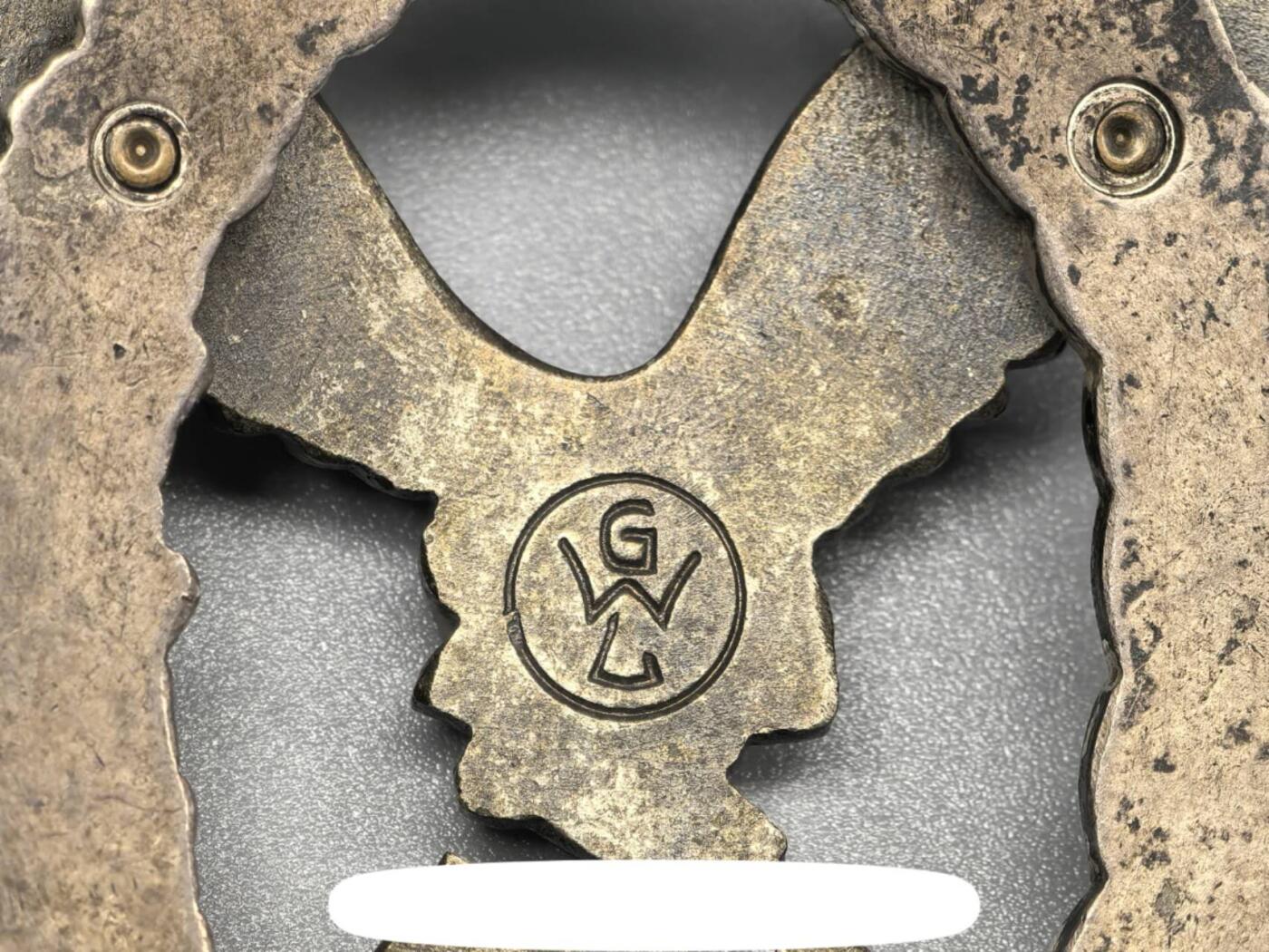 小驴勋章奖章收藏1月31日周六晚六点拍卖（珍爱和平，收藏战争，铭记历史，勿忘国耻，忠党爱国。有偿代拍，送拍规则在简介最后，参拍须阅读规则后再参拍，关系到运费包装发货时效真假辨别等关键信息，拍卖时不再发原图，看大图店主微信码在拍卖店铺介绍里） 德国WWII空军飞行员奖章，GWL厂制作高品质奖章，背打厂标（Gebruder Wegerh off, Ludenscheid),早期Type1 b版本，镍银（Nickel Silver）铜合金材质，鹰枪镀黑，花环镀银，自然氧化非常漂亮