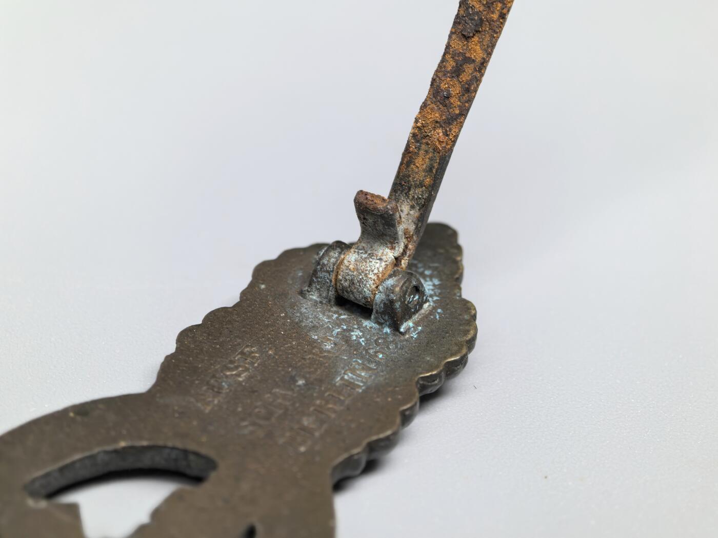 小驴勋章奖章收藏1月31日周六晚六点拍卖（珍爱和平，收藏战争，铭记历史，勿忘国耻，忠党爱国。有偿代拍，送拍规则在简介最后，参拍须阅读规则后再参拍，关系到运费包装发货时效真假辨别等关键信息，拍卖时不再发原图，看大图店主微信码在拍卖店铺介绍里）