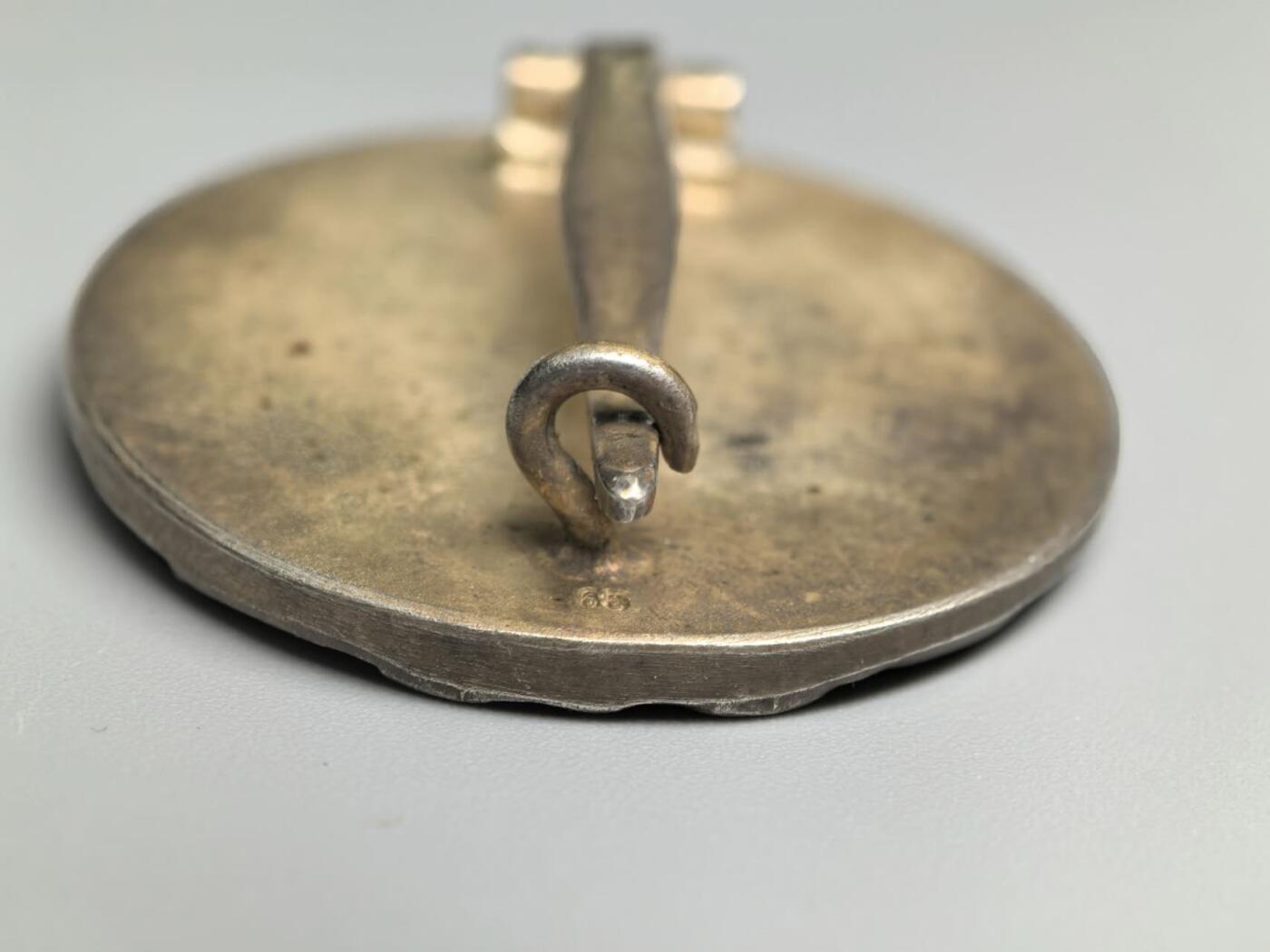 小驴勋章奖章收藏1月31日周六晚六点拍卖（珍爱和平，收藏战争，铭记历史，勿忘国耻，忠党爱国。有偿代拍，送拍规则在简介最后，参拍须阅读规则后再参拍，关系到运费包装发货时效真假辨别等关键信息，拍卖时不再发原图，看大图店主微信码在拍卖店铺介绍里） 现代工艺品银级战伤奖章