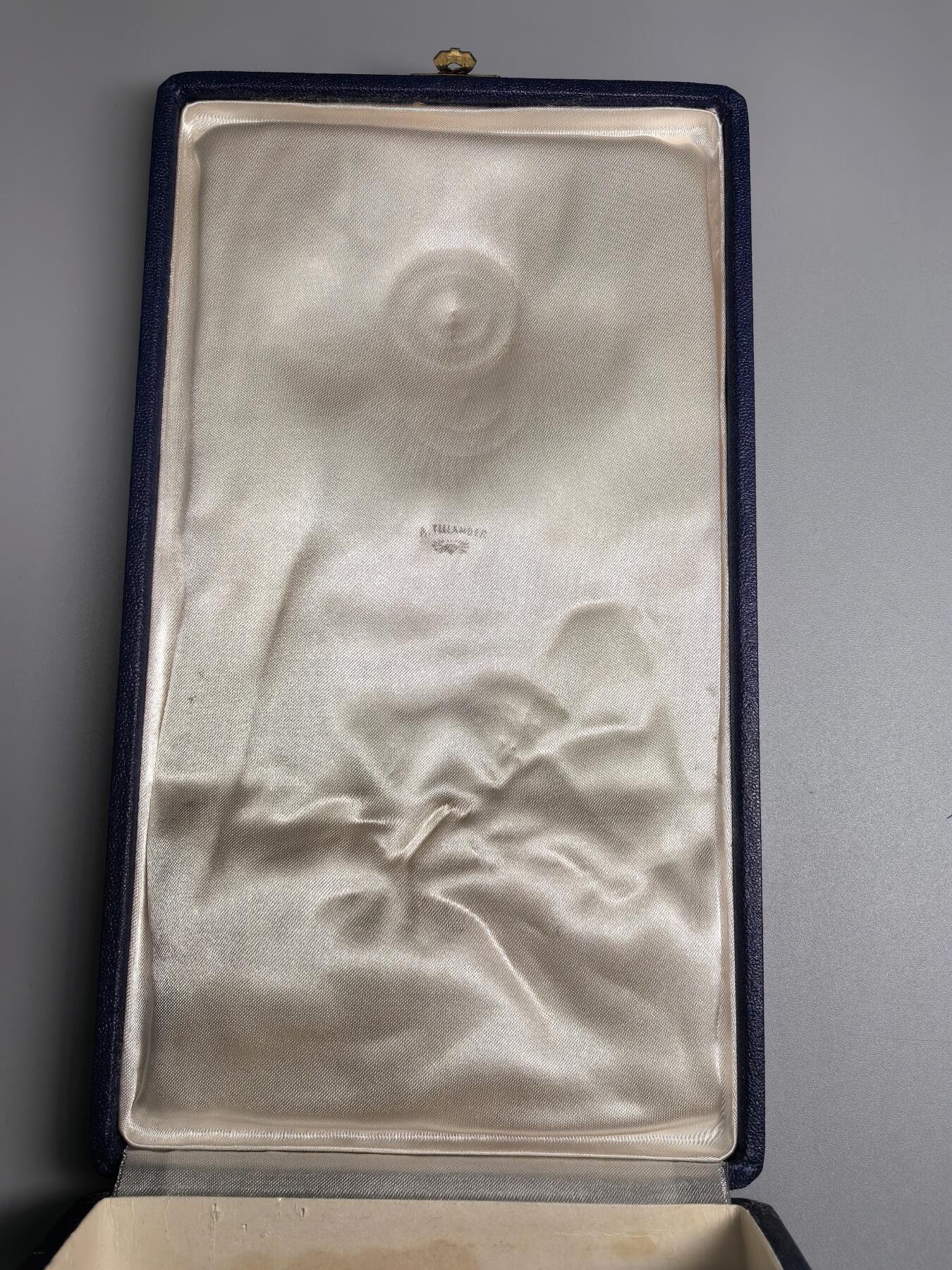 小驴勋章奖章收藏1月31日周六晚六点拍卖（珍爱和平，收藏战争，铭记历史，勿忘国耻，忠党爱国。有偿代拍，送拍规则在简介最后，参拍须阅读规则后再参拍，关系到运费包装发货时效真假辨别等关键信息，拍卖时不再发原图，看大图店主微信码在拍卖店铺介绍里） 芬兰大授玫瑰勋章带原盒，银质镀金珐琅，打有银标厂标年份标，极品