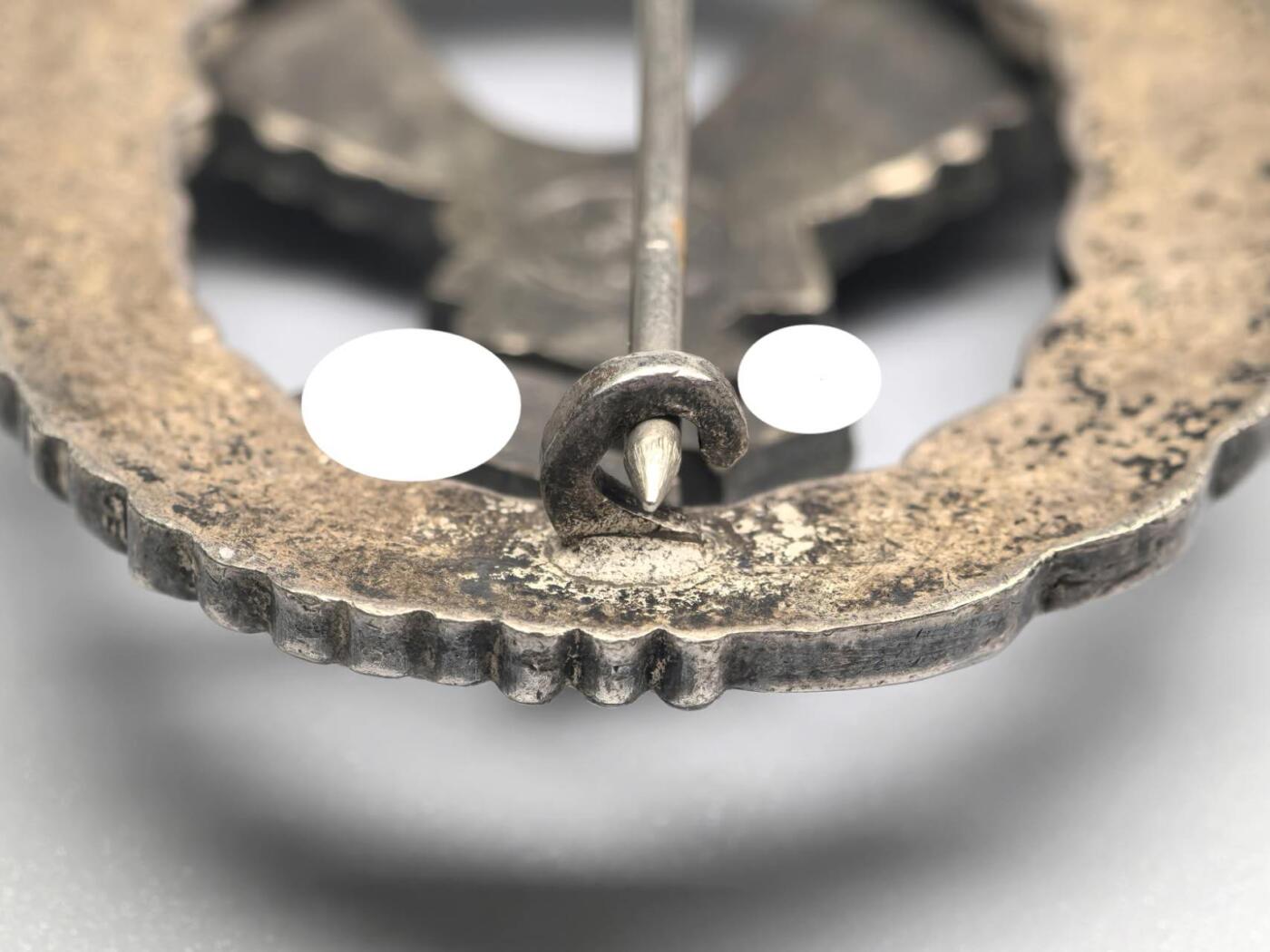 小驴勋章奖章收藏1月31日周六晚六点拍卖（珍爱和平，收藏战争，铭记历史，勿忘国耻，忠党爱国。有偿代拍，送拍规则在简介最后，参拍须阅读规则后再参拍，关系到运费包装发货时效真假辨别等关键信息，拍卖时不再发原图，看大图店主微信码在拍卖店铺介绍里） 德国WWII空军飞行员奖章，GWL厂制作高品质奖章，背打厂标（Gebruder Wegerh off, Ludenscheid),早期Type1 b版本，镍银（Nickel Silver）铜合金材质，鹰枪镀黑，花环镀银，自然氧化非常漂亮