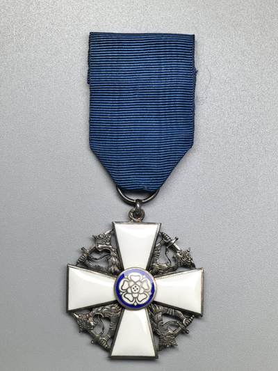 小驴勋章奖章收藏1月31日周六晚六点拍卖（珍爱和平，收藏战争，铭记历史，勿忘国耻，忠党爱国。有偿代拍，送拍规则在简介最后，参拍须阅读规则后再参拍，关系到运费包装发货时效真假辨别等关键信息，拍卖时不再发原图，看大图店主微信码在拍卖店铺介绍里） - 芬兰骑士级白玫瑰勋章，银质珐琅，环打银标厂标年份标