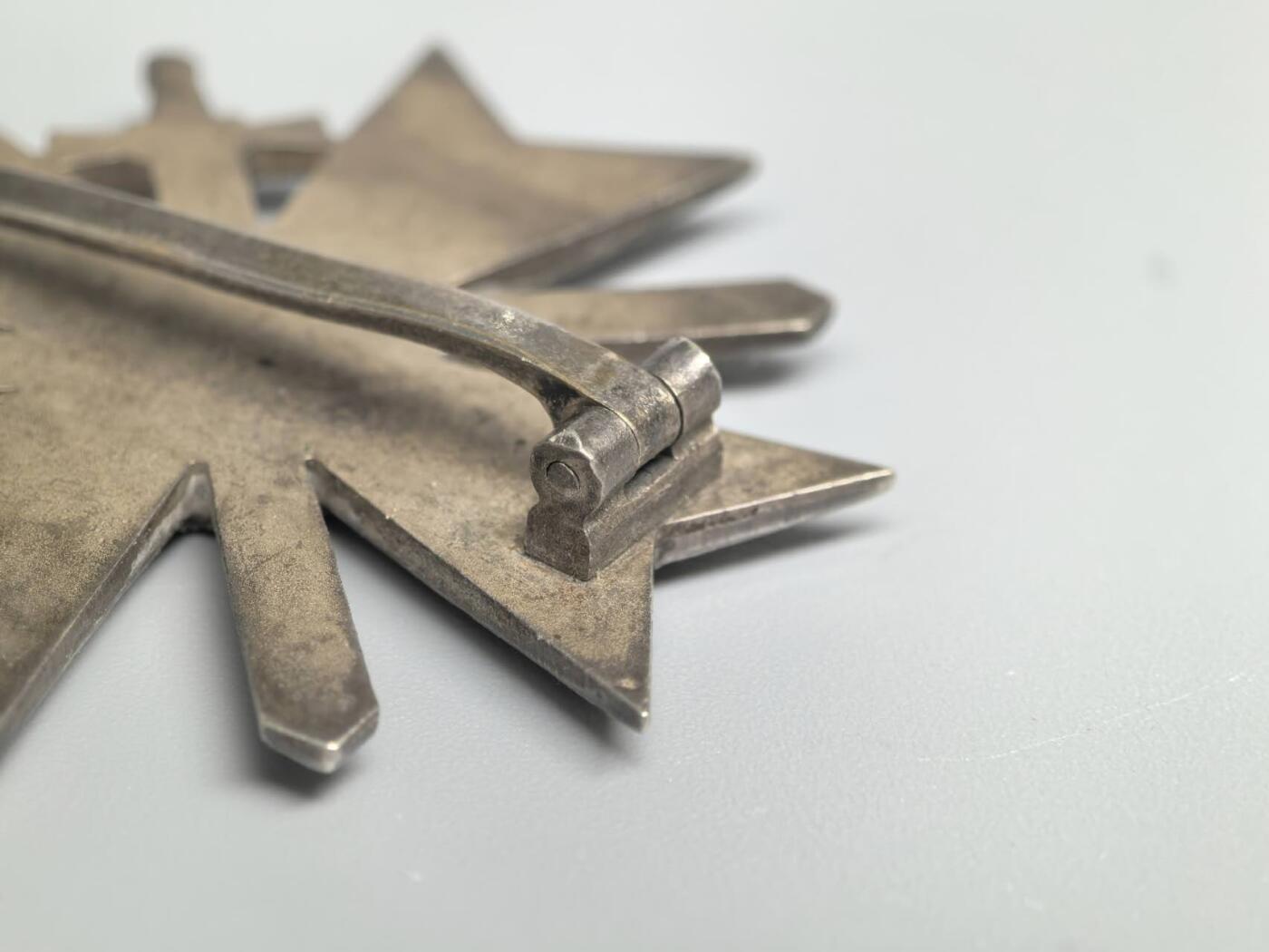 小驴勋章奖章收藏1月31日周六晚六点拍卖（珍爱和平，收藏战争，铭记历史，勿忘国耻，忠党爱国。有偿代拍，送拍规则在简介最后，参拍须阅读规则后再参拍，关系到运费包装发货时效真假辨别等关键信息，拍卖时不再发原图，看大图店主微信码在拍卖店铺介绍里） 得三一级佩剑战功十字勋章，铜合金镀银