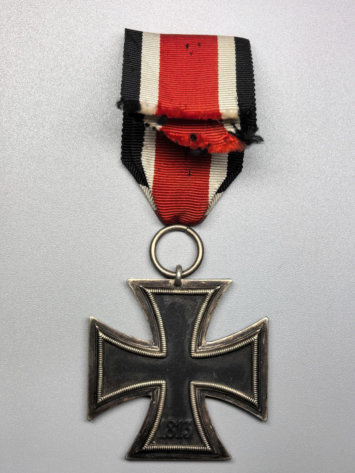 小驴勋章奖章收藏1月31日周六晚六点拍卖（珍爱和平，收藏战争，铭记历史，勿忘国耻，忠党爱国。有偿代拍，送拍规则在简介最后，参拍须阅读规则后再参拍，关系到运费包装发货时效真假辨别等关键信息，拍卖时不再发原图，看大图店主微信码在拍卖店铺介绍里） 得WWII二级铁十字勋章，环打25厂标，铁质核心黑漆