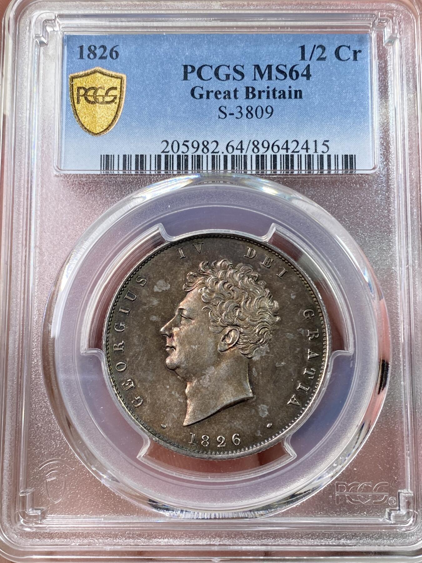 万国钱币拍卖第060期（万国六十期纪念大拍） PCGS MS64 1826年英国乔治四世国王1/2克朗银币 ESC显示1826比1825要略少一些，正反双面留下在纸袋中孕育而出的英伦五彩，赭褐色包浆在边缘流转成了紫罗兰与靛青。乔治四世以其出众的艺术品味闻名于英国上流社会，他钦点用于币面的头像有着非同一般的艺术造诣。