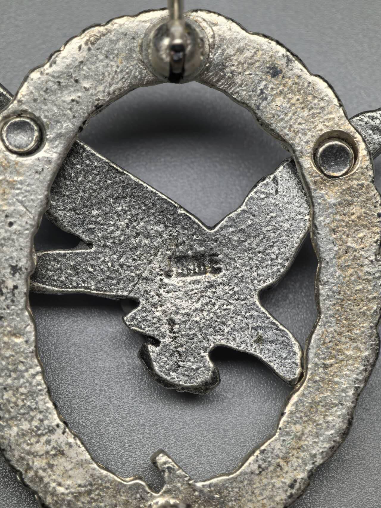 小驴勋章奖章收藏1月31日周六晚六点拍卖（珍爱和平，收藏战争，铭记历史，勿忘国耻，忠党爱国。有偿代拍，送拍规则在简介最后，参拍须阅读规则后再参拍，关系到运费包装发货时效真假辨别等关键信息，拍卖时不再发原图，看大图店主微信码在拍卖店铺介绍里） 现代工艺品空军航炮/无线电奖章