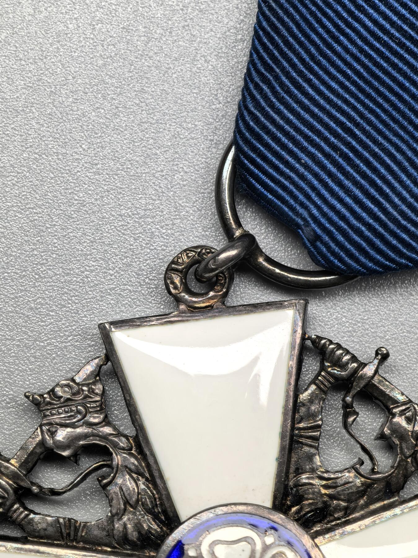 小驴勋章奖章收藏1月31日周六晚六点拍卖（珍爱和平，收藏战争，铭记历史，勿忘国耻，忠党爱国。有偿代拍，送拍规则在简介最后，参拍须阅读规则后再参拍，关系到运费包装发货时效真假辨别等关键信息，拍卖时不再发原图，看大图店主微信码在拍卖店铺介绍里）