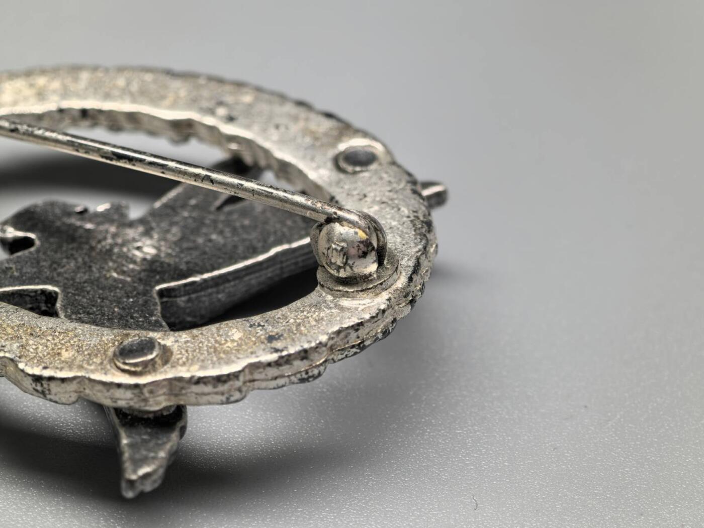 小驴勋章奖章收藏1月31日周六晚六点拍卖（珍爱和平，收藏战争，铭记历史，勿忘国耻，忠党爱国。有偿代拍，送拍规则在简介最后，参拍须阅读规则后再参拍，关系到运费包装发货时效真假辨别等关键信息，拍卖时不再发原图，看大图店主微信码在拍卖店铺介绍里） 现代工艺品空军航炮/无线电奖章