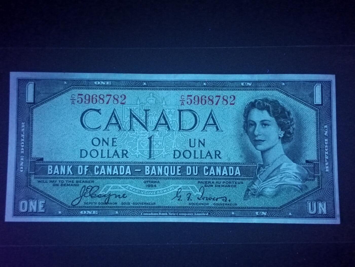 2026二月第一期，总215期 加拿大1954版1元“魔鬼脸”版本首签AUNC有微裂，因新发行纸币的女王发型可以看出来一个魔鬼向下看的脸而被舆论攻击，从而紧急改版，导致此版本稀少