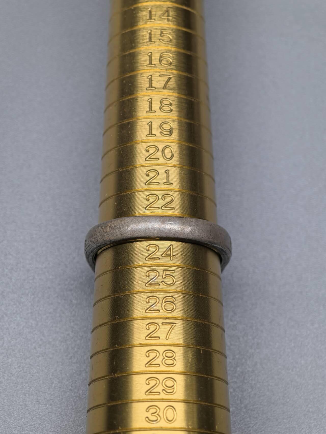 小驴勋章奖章收藏1月31日周六晚六点拍卖（珍爱和平，收藏战争，铭记历史，勿忘国耻，忠党爱国。有偿代拍，送拍规则在简介最后，参拍须阅读规则后再参拍，关系到运费包装发货时效真假辨别等关键信息，拍卖时不再发原图，看大图店主微信码在拍卖店铺介绍里） 现代工艺品SS戒指，港码23码，材质未知带珐琅