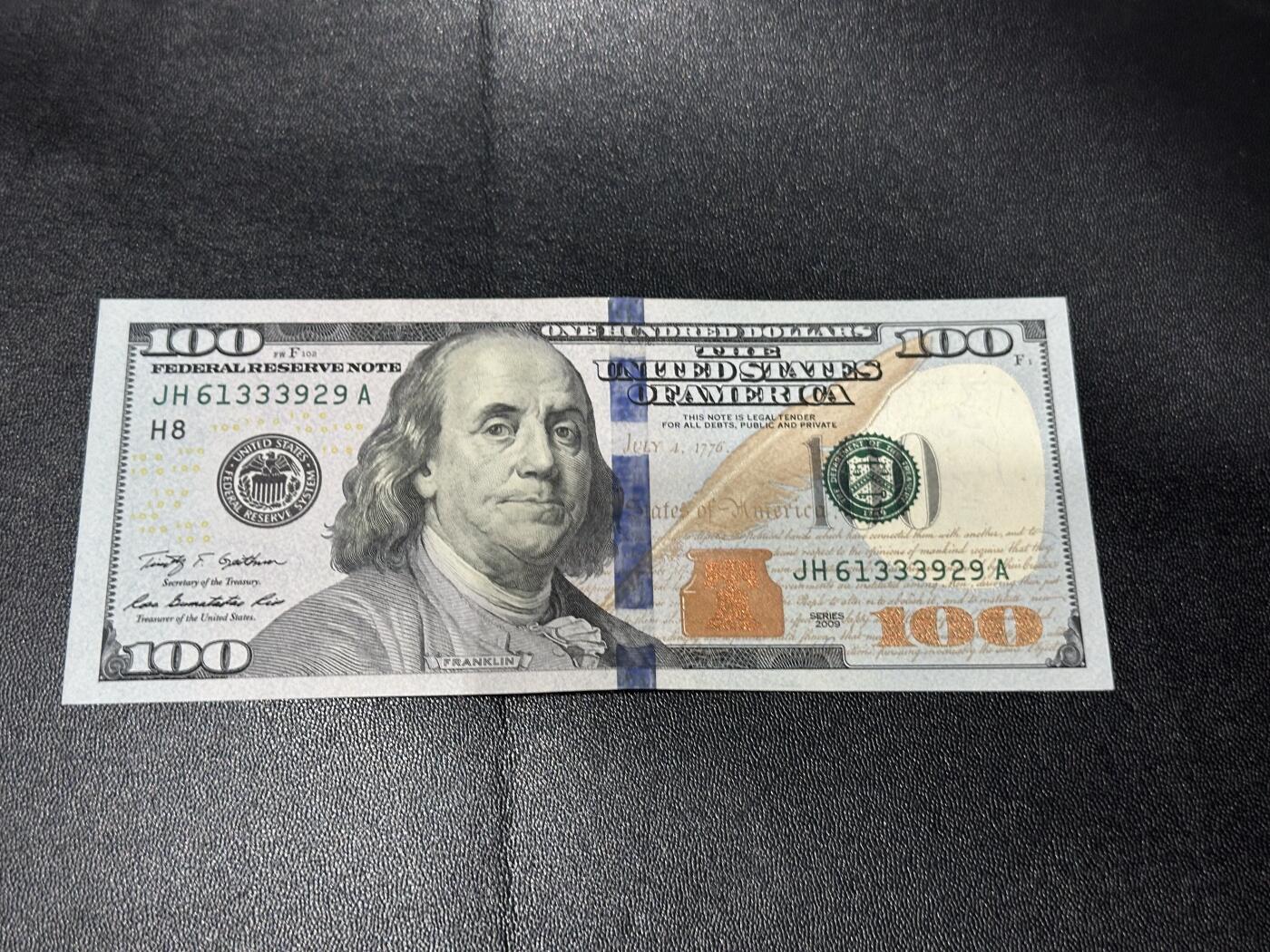 《外钞收藏家》第六百零六期（精品场）（本平台长期征集拍品、欢迎藏友们联系合作） 2009年无A版彩版100美元 全新UNC 无47 尾929