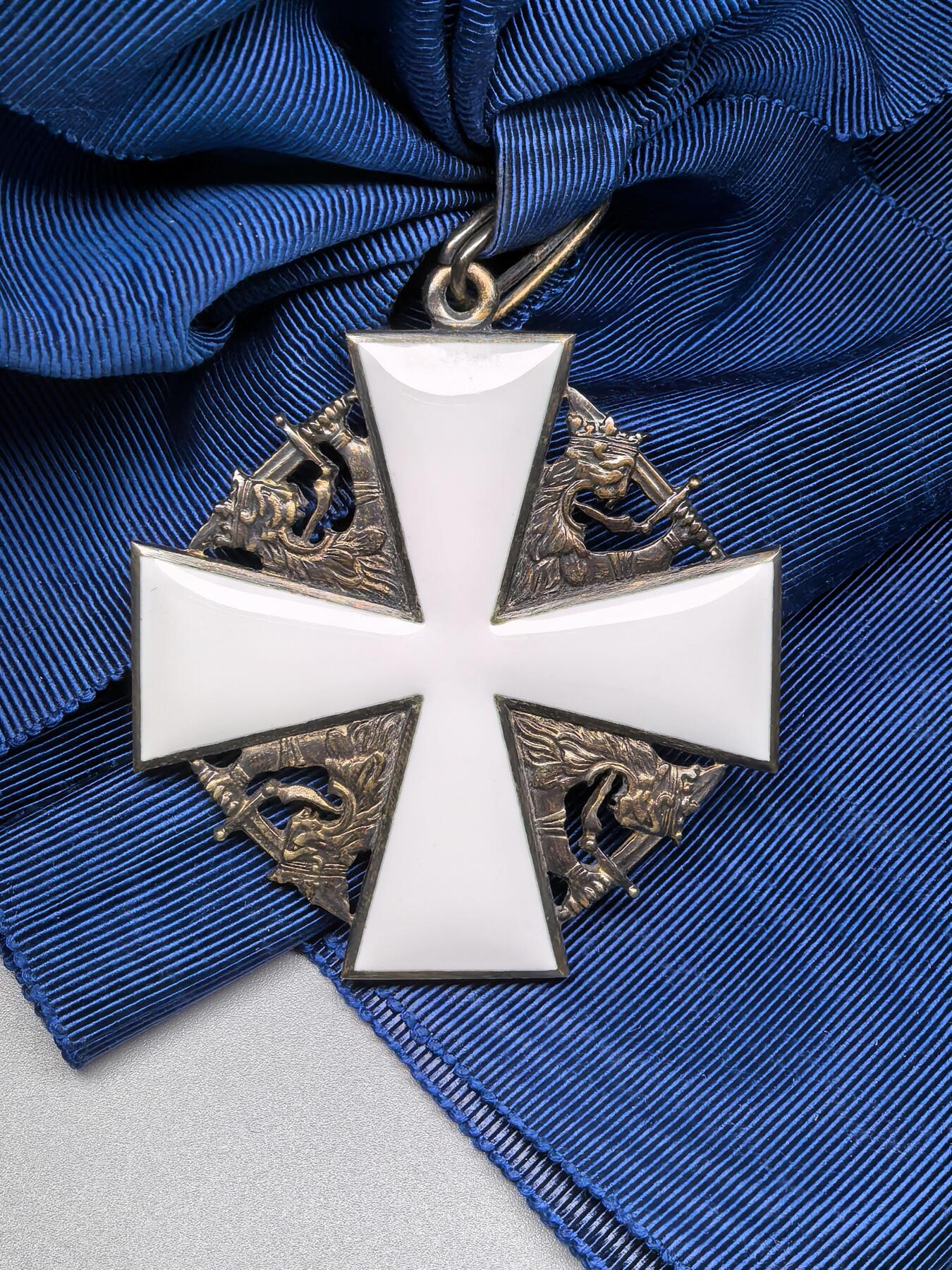 小驴勋章奖章收藏1月31日周六晚六点拍卖（珍爱和平，收藏战争，铭记历史，勿忘国耻，忠党爱国。有偿代拍，送拍规则在简介最后，参拍须阅读规则后再参拍，关系到运费包装发货时效真假辨别等关键信息，拍卖时不再发原图，看大图店主微信码在拍卖店铺介绍里） 芬兰大授玫瑰勋章带原盒，银质镀金珐琅，打有银标厂标年份标，极品