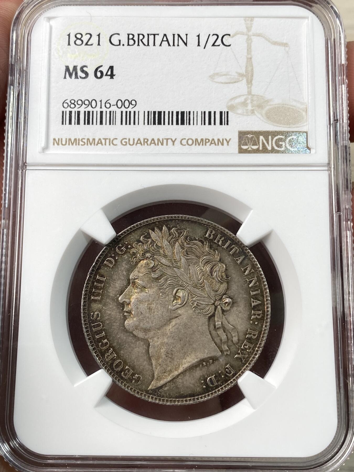 万国钱币拍卖第060期（万国六十期纪念大拍） NGC MS64 1821英国乔治四世三花半克朗 象征英格兰的玫瑰，苏格兰的蓟草和爱尔兰的三叶草三位一体的围绕在汉诺威王朝的盾徽周围 将乔治四世时期的装饰艺术体现的淋漓尽致  双面英式天鹅绒五彩 顶级典藏品质