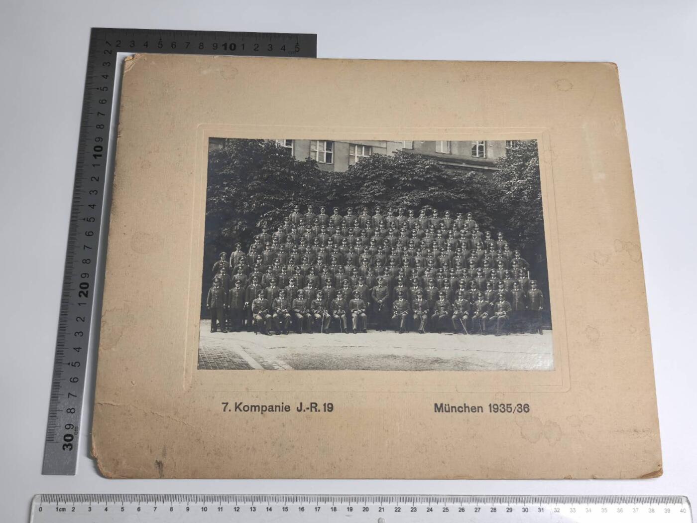 小驴勋章奖章收藏1月31日周六晚六点拍卖（珍爱和平，收藏战争，铭记历史，勿忘国耻，忠党爱国。有偿代拍，送拍规则在简介最后，参拍须阅读规则后再参拍，关系到运费包装发货时效真假辨别等关键信息，拍卖时不再发原图，看大图店主微信码在拍卖店铺介绍里） 连队合影照片