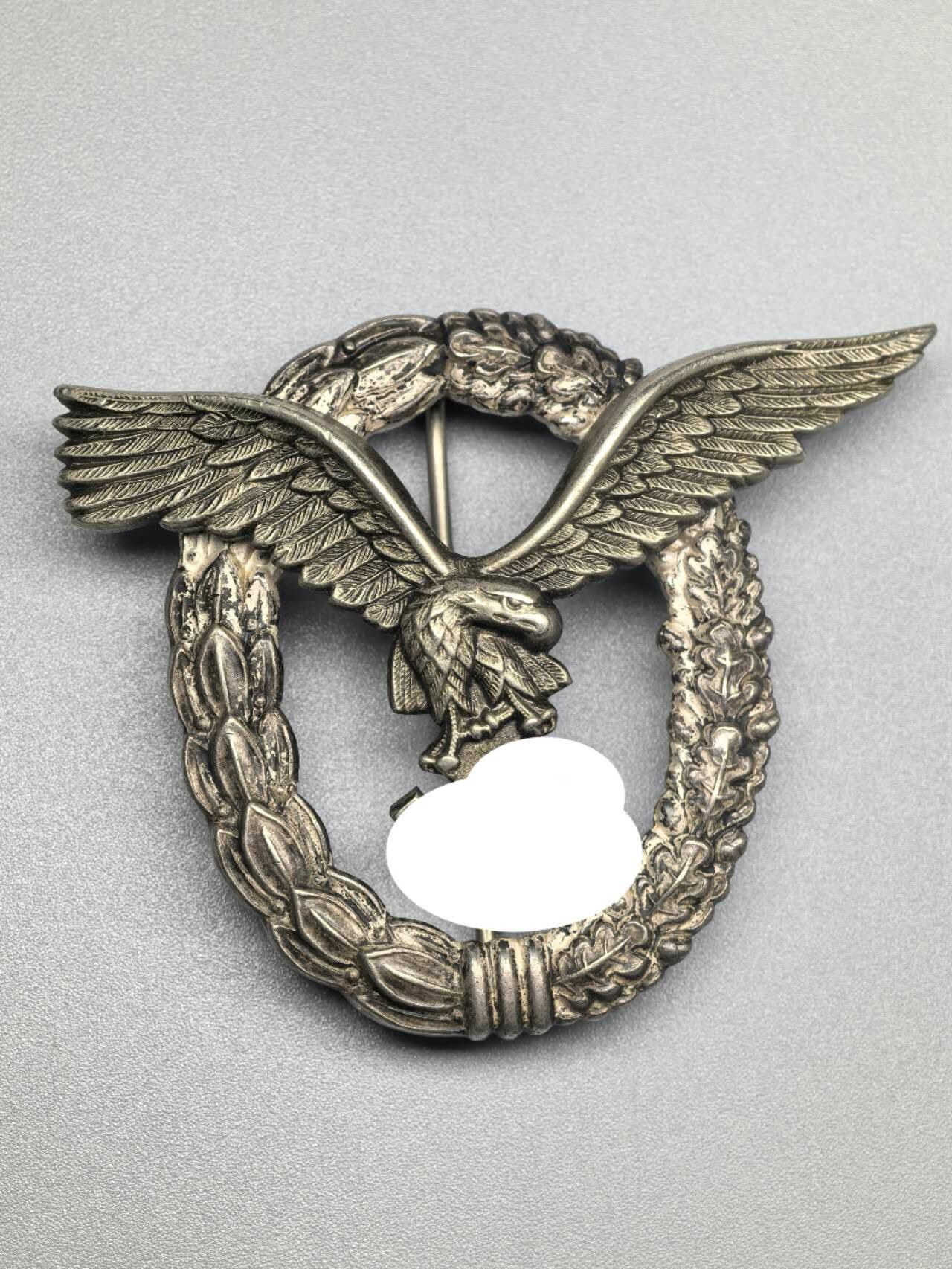 小驴勋章奖章收藏1月31日周六晚六点拍卖（珍爱和平，收藏战争，铭记历史，勿忘国耻，忠党爱国。有偿代拍，送拍规则在简介最后，参拍须阅读规则后再参拍，关系到运费包装发货时效真假辨别等关键信息，拍卖时不再发原图，看大图店主微信码在拍卖店铺介绍里） 德国WWII空军飞行员奖章，GWL厂制作高品质奖章，背打厂标（Gebruder Wegerh off, Ludenscheid),早期Type1 b版本，镍银（Nickel Silver）铜合金材质，鹰枪镀黑，花环镀银，自然氧化非常漂亮