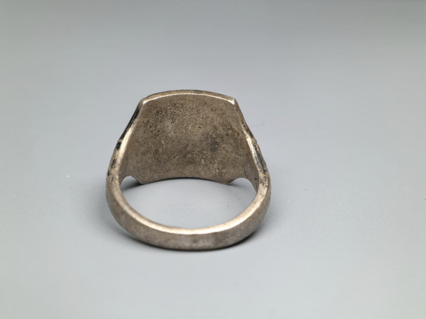 小驴勋章奖章收藏1月31日周六晚六点拍卖（珍爱和平，收藏战争，铭记历史，勿忘国耻，忠党爱国。有偿代拍，送拍规则在简介最后，参拍须阅读规则后再参拍，关系到运费包装发货时效真假辨别等关键信息，拍卖时不再发原图，看大图店主微信码在拍卖店铺介绍里） 现代工艺品SS戒指，港码23码，材质未知带珐琅