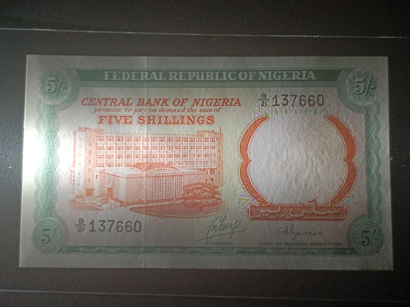2026二月第一期，总215期 尼日利亚1958版5先令UNC-，后期绿色版本，央行大楼和黑鬼伐木