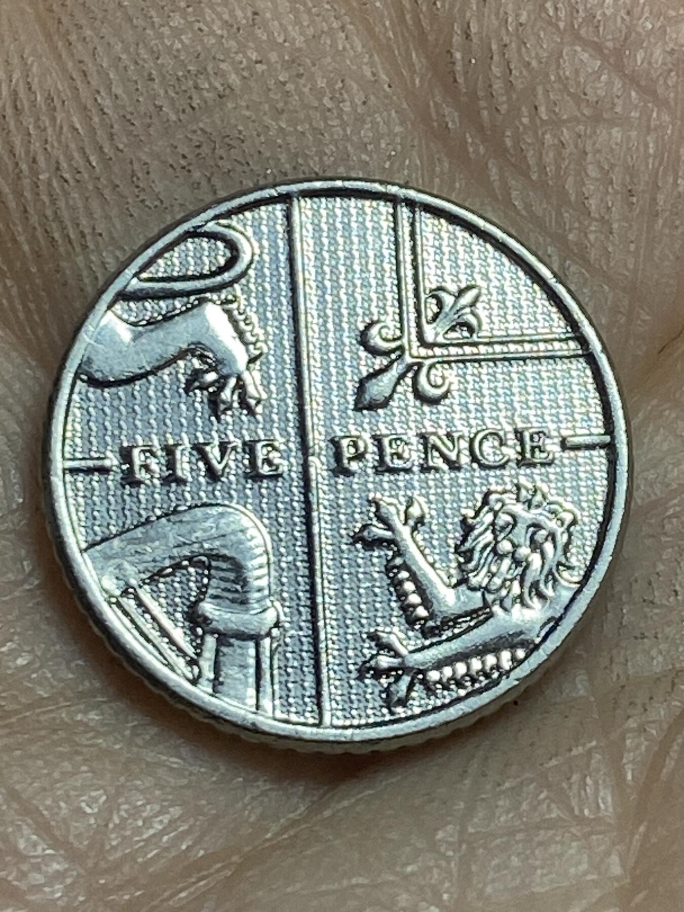 2026年第十六场(总第一百八十五场）外国好品散币场(免佣金) 英国🇬🇧2015年5便士(伊丽莎白二世老年盾徽拼图第二版)