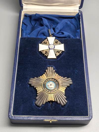 小驴勋章奖章收藏1月31日周六晚六点拍卖（珍爱和平，收藏战争，铭记历史，勿忘国耻，忠党爱国。有偿代拍，送拍规则在简介最后，参拍须阅读规则后再参拍，关系到运费包装发货时效真假辨别等关键信息，拍卖时不再发原图，看大图店主微信码在拍卖店铺介绍里） - 芬兰大授玫瑰勋章带原盒，银质镀金珐琅，打有银标厂标年份标，极品