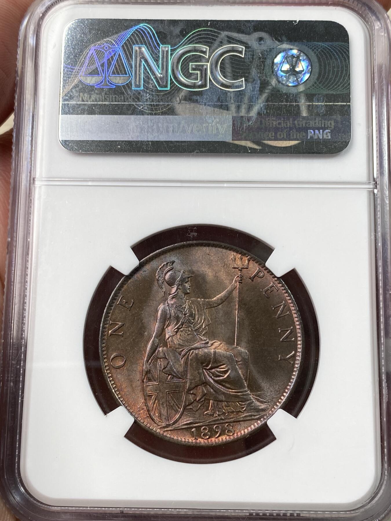 万国钱币拍卖第060期（万国六十期纪念大拍） NGC MS66RB 1898英国维多利亚女王1便士铜币 紫红色包浆极具韵味，转动币面光晕四散耀眼。非常少见的年份叠加冠军分超顶级质量 。英国钱币里的自藏品质。