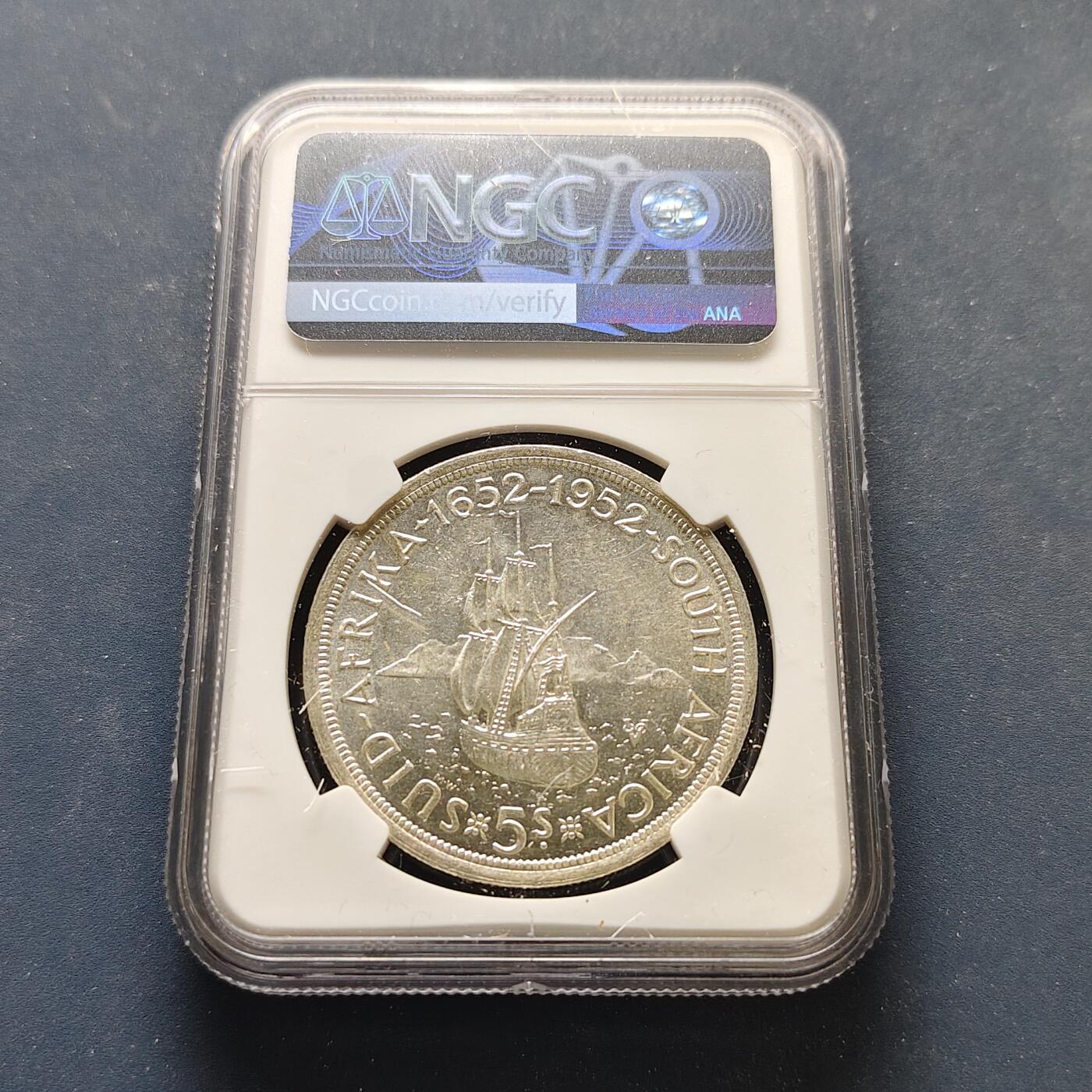 【全场包邮】纯粹捡漏拍499场-持续更新中 南非1952年5先令发现开普敦300周年克朗型纪念大银币-NGC MS61