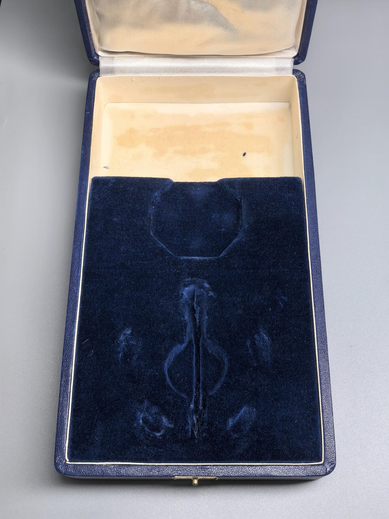 小驴勋章奖章收藏1月31日周六晚六点拍卖（珍爱和平，收藏战争，铭记历史，勿忘国耻，忠党爱国。有偿代拍，送拍规则在简介最后，参拍须阅读规则后再参拍，关系到运费包装发货时效真假辨别等关键信息，拍卖时不再发原图，看大图店主微信码在拍卖店铺介绍里） 芬兰大授玫瑰勋章带原盒，银质镀金珐琅，打有银标厂标年份标，极品