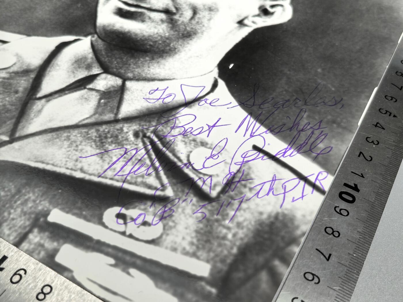 小驴勋章奖章收藏1月31日周六晚六点拍卖（珍爱和平，收藏战争，铭记历史，勿忘国耻，忠党爱国。有偿代拍，送拍规则在简介最后，参拍须阅读规则后再参拍，关系到运费包装发货时效真假辨别等关键信息，拍卖时不再发原图，看大图店主微信码在拍卖店铺介绍里） 二战美国陆军82空降师侦察兵、荣誉勋章获得者梅尔文·厄尔“巴德”·比德尔下士战后10寸超大签名照（25.4厘米 × 20.3厘米），柯达相纸，突出部战役击毙多名德军狙击手，压制攻占多个机枪阵地，美军二战期间一共颁发472枚荣誉勋章，比骑士铁十字少很多，100美元一张