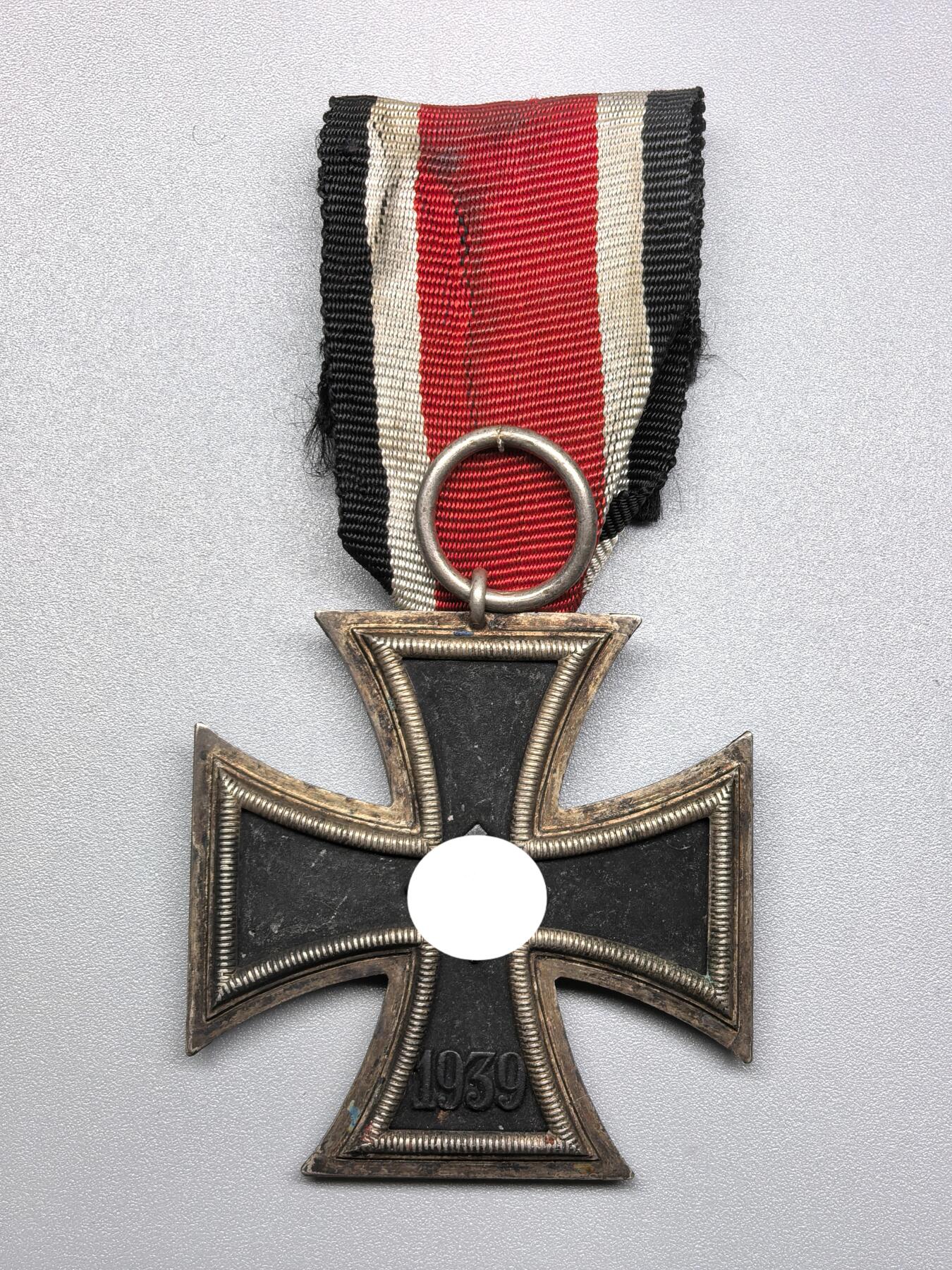 小驴勋章奖章收藏1月31日周六晚六点拍卖（珍爱和平，收藏战争，铭记历史，勿忘国耻，忠党爱国。有偿代拍，送拍规则在简介最后，参拍须阅读规则后再参拍，关系到运费包装发货时效真假辨别等关键信息，拍卖时不再发原图，看大图店主微信码在拍卖店铺介绍里） 得WWII二级铁十字勋章，环打65厂厂标，铁质核心黑漆