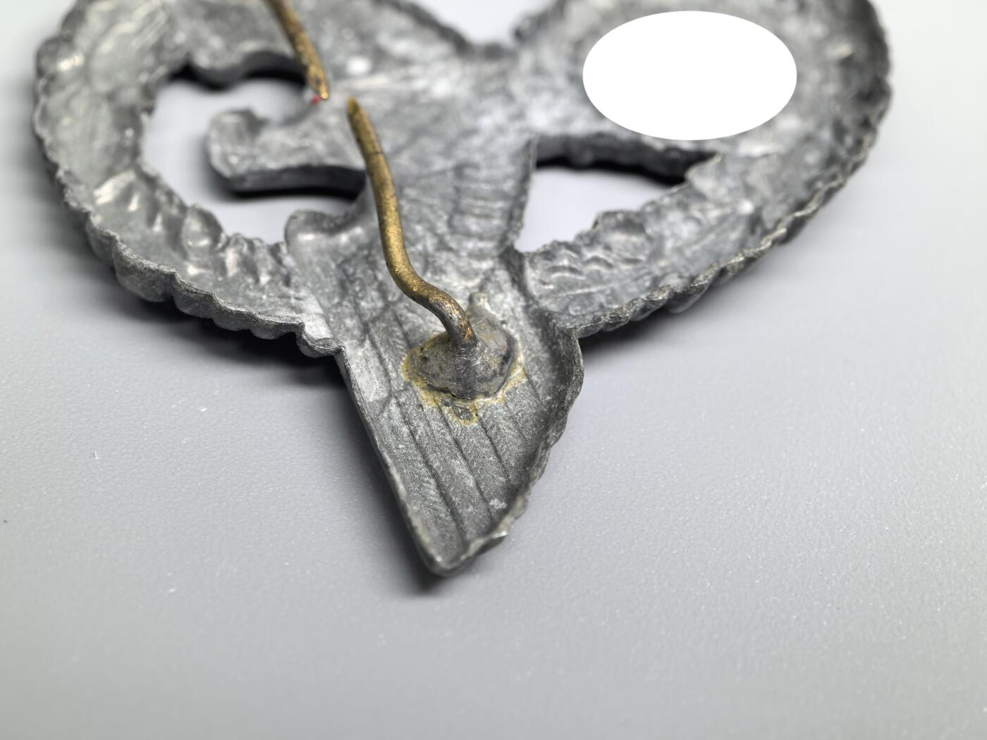 小驴勋章奖章收藏1月31日周六晚六点拍卖（珍爱和平，收藏战争，铭记历史，勿忘国耻，忠党爱国。有偿代拍，送拍规则在简介最后，参拍须阅读规则后再参拍，关系到运费包装发货时效真假辨别等关键信息，拍卖时不再发原图，看大图店主微信码在拍卖店铺介绍里） 得三警察帽徽，锌质，针脚有修