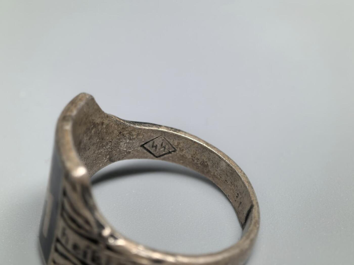 小驴勋章奖章收藏1月31日周六晚六点拍卖（珍爱和平，收藏战争，铭记历史，勿忘国耻，忠党爱国。有偿代拍，送拍规则在简介最后，参拍须阅读规则后再参拍，关系到运费包装发货时效真假辨别等关键信息，拍卖时不再发原图，看大图店主微信码在拍卖店铺介绍里） 现代工艺品SS戒指，港码23码，材质未知带珐琅