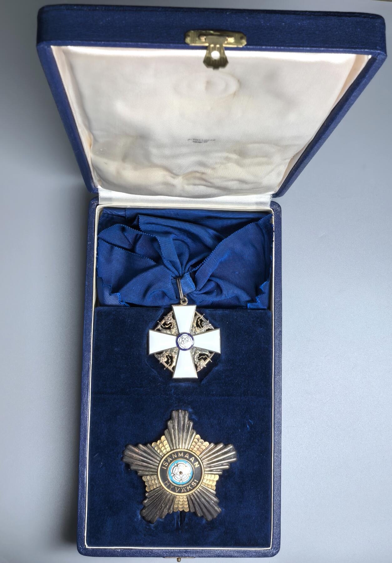 小驴勋章奖章收藏1月31日周六晚六点拍卖（珍爱和平，收藏战争，铭记历史，勿忘国耻，忠党爱国。有偿代拍，送拍规则在简介最后，参拍须阅读规则后再参拍，关系到运费包装发货时效真假辨别等关键信息，拍卖时不再发原图，看大图店主微信码在拍卖店铺介绍里） 芬兰大授玫瑰勋章带原盒，银质镀金珐琅，打有银标厂标年份标，极品